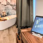 Pensión By The First - Luxury & 3*