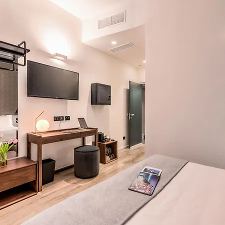 By The First - Luxury & Pensión 3*