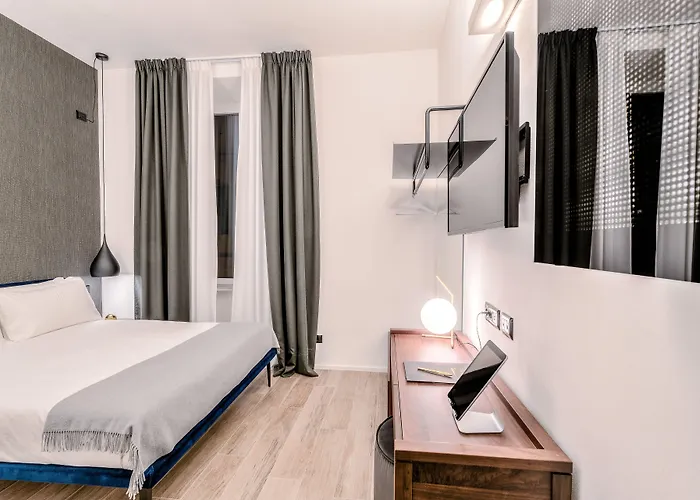 By The First - Luxury & Πανσιόν