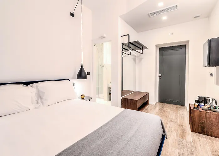 By The First - Luxury & Πανσιόν Λα Σπέτσια