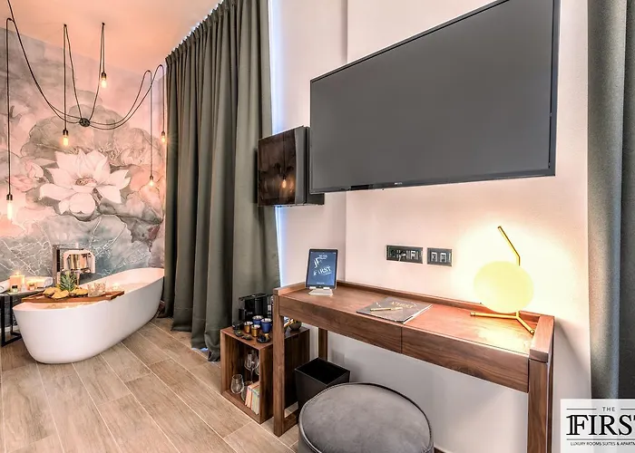 By The First - Luxury & Πανσιόν