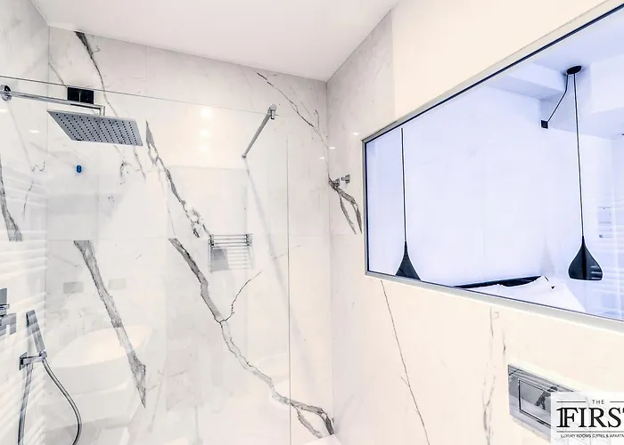 Πανσιόν By The First - Luxury & Λα Σπέτσια