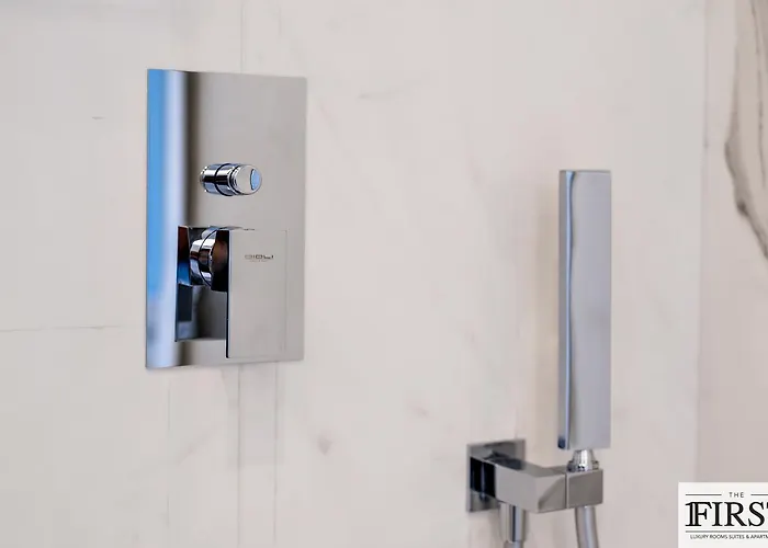 By The First - Luxury & Πανσιόν Λα Σπέτσια