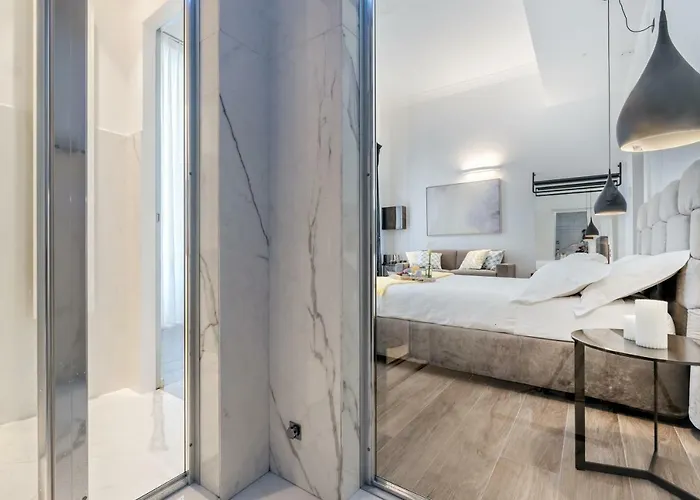 By The First - Luxury & Πανσιόν Λα Σπέτσια