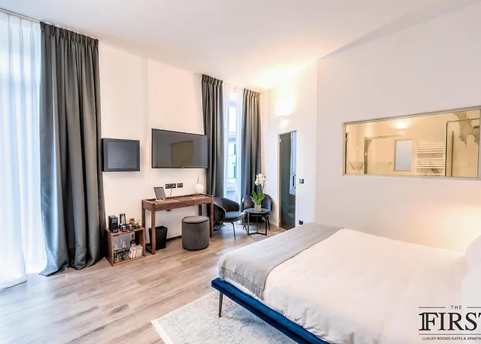 By The First - Luxury & Πανσιόν Λα Σπέτσια