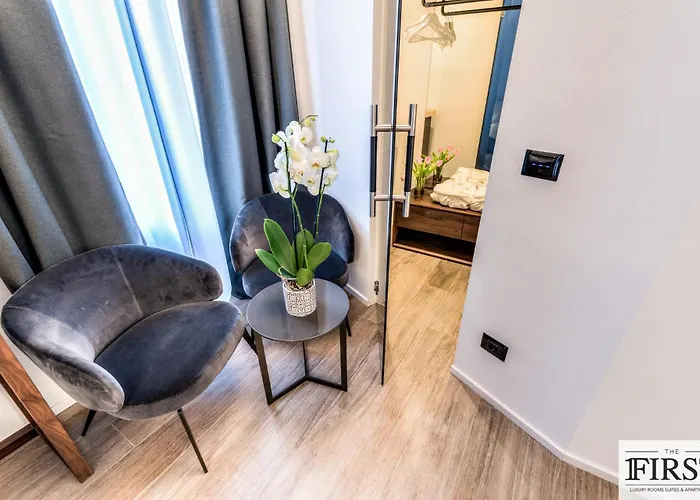 By The First - Luxury & Πανσιόν